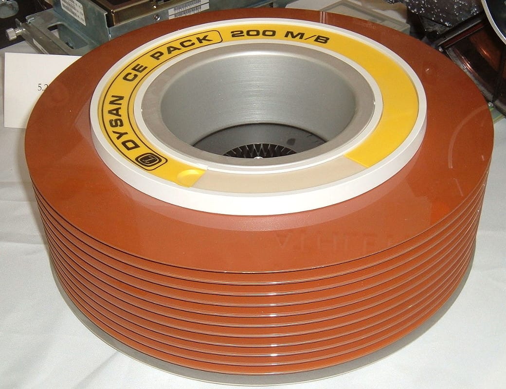 1234px-DysanRemovableDiskPack.agr_1040x800